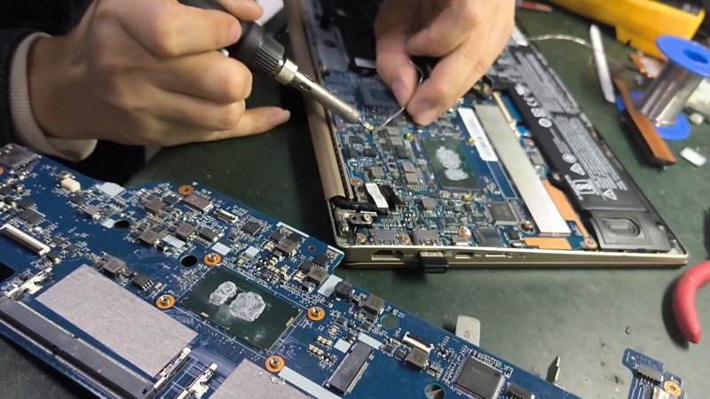 如何利用电子设备维修模拟器提升技能？